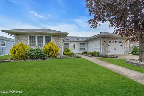 9 Templeton St, Toms River, NJ 08757