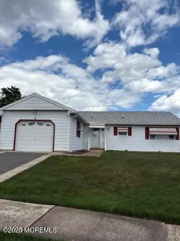 4 Flamingo Way, Toms River, NJ 08757