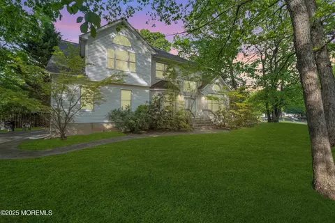 2 Wendi Way, Manalapan, NJ 07726