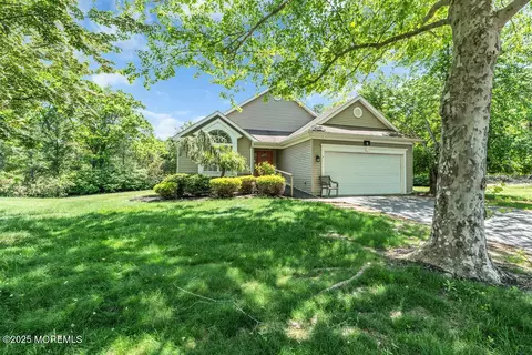 8 Round Valley Ct, Lakewood, NJ 08701
