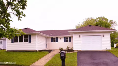 4 Hyannis St, Toms River, NJ 08757