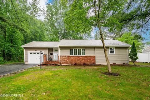 512 Leonardville Rd, Belford, NJ 07718