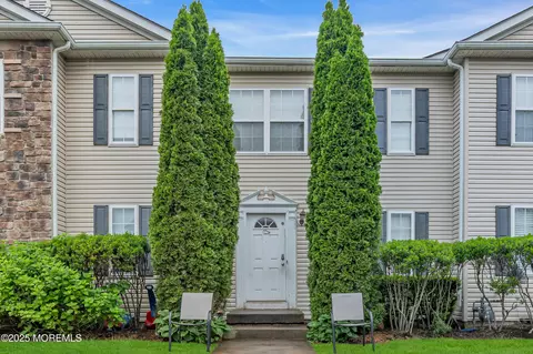 56 Aspen Ct, Lakewood, NJ 08701