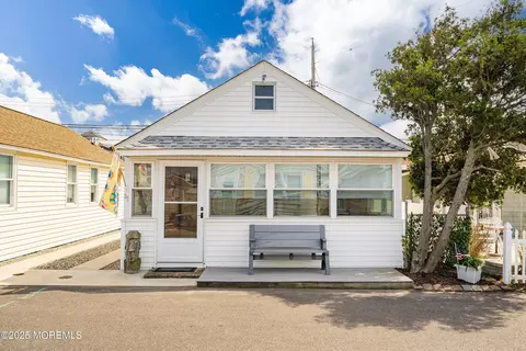 37 11th Ln, Seaside Park, NJ 08752