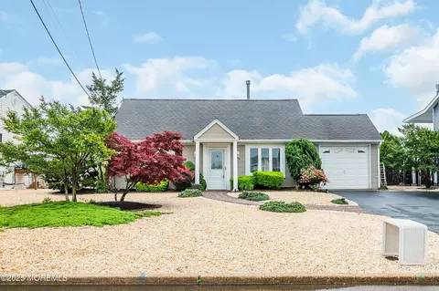 1825 Monitor Dr, Toms River, NJ 08753