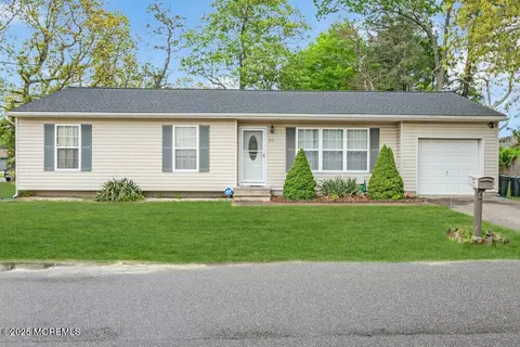 62 Walnut St, Beachwood, NJ 08722