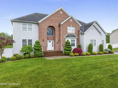 8 Adam Ct, Monroe, NJ 08831