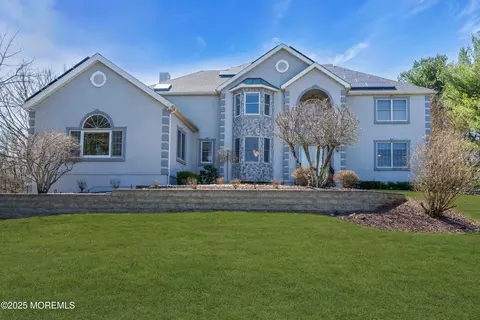 2 Chestnut Hill Dr, Manalapan, NJ 07726