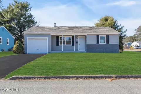 41 Stanford Dr, Toms River, NJ 08757