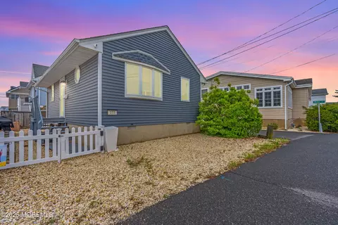 233 Harbor Dr, Lavallette, NJ 08735