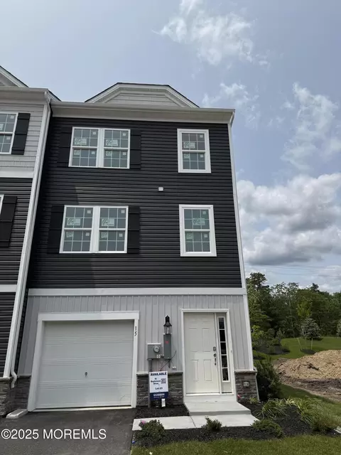 15 Bay Breeze Dr, Waretown, NJ 08758