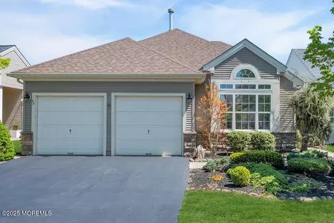22 Dunrovin Ct, Manchester, NJ 08759