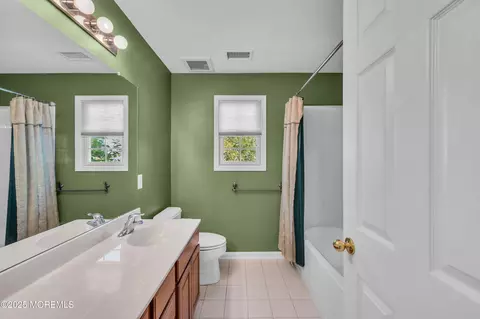 Bath - 5 Trumbull Ct, Jackson, NJ 08527 photo 3 of 5