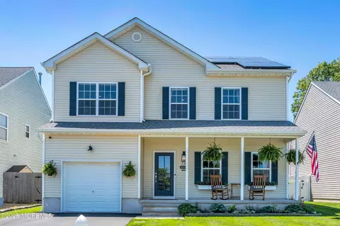28 Dolphin Cir W, Bayville, NJ 08721