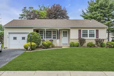 32 Bugle Ct, Toms River, NJ 08757
