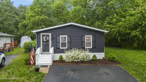 15 Cedar Ct, Manalapan, NJ 07726