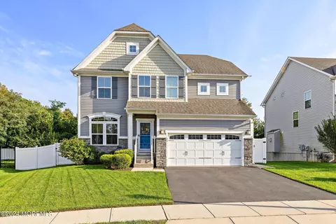 22 Imlay Ln, Farmingdale, NJ 07727