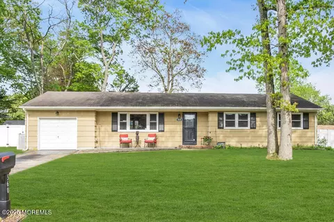 560 Oakhollow Ln, Lanoka Harbor, NJ 08734