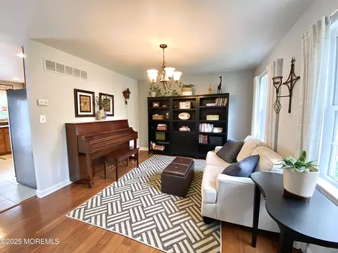 8 Augusta St, Wrightstown, NJ 08562 photo 4