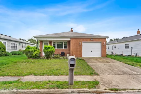 14 Tijuana Ct, Toms River, NJ 08757
