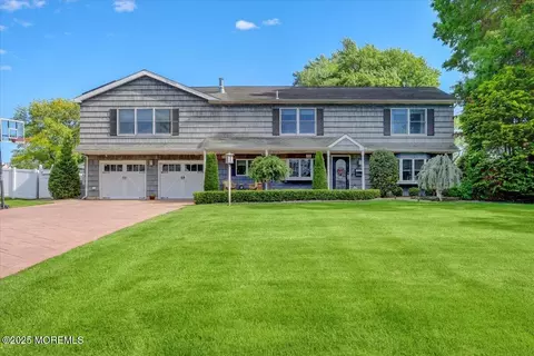 55 Yorktowne Dr, Manalapan, NJ 07726