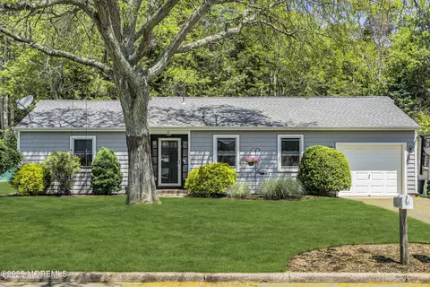16 Bayberry Dr, Lanoka Harbor, NJ 08734