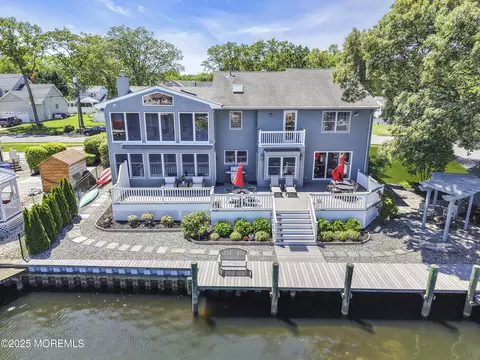 560 Midwood Dr, Brick, NJ 08724