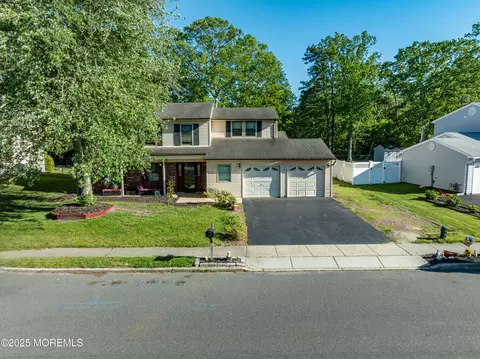 16 Markwood Dr, Howell, NJ 07731
