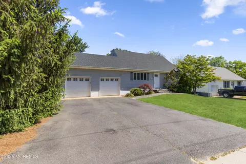18 Hampton Rd, Howell, NJ 07731