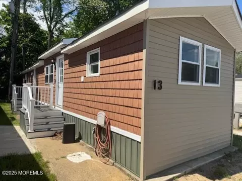 13 John St, Hazlet, NJ 07730