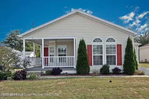 9 Pine Grove Ave, Manahawkin, NJ 08050