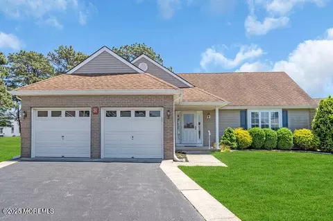 8 Wycombe Ct, Toms River, NJ 08757