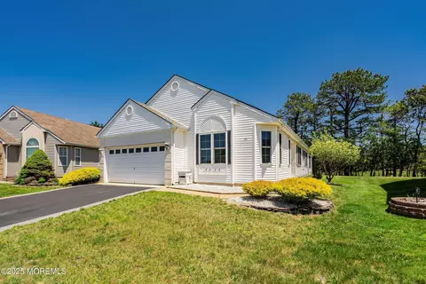 14 Winterton Dr, Toms River, NJ 08757