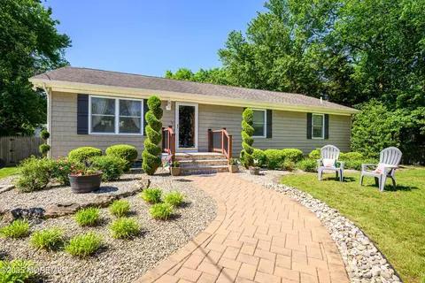 117 Waverly Pl, Howell, NJ 07731