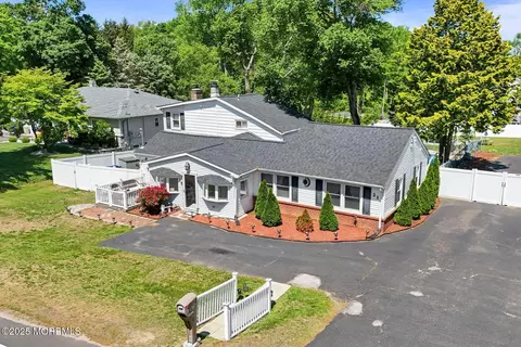 21 Wickatunk Rd, Manalapan, NJ 07726
