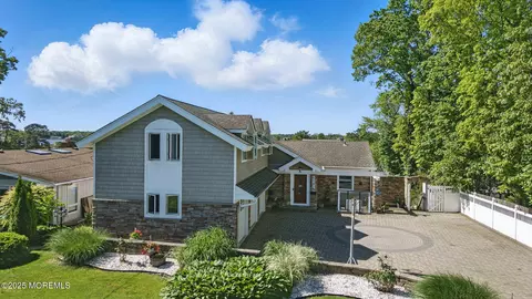 141 Cranmoor Dr, Toms River, NJ 08753