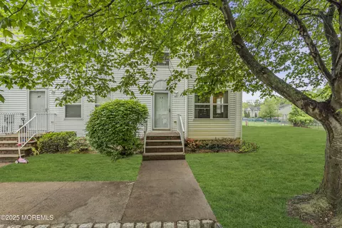45 Waterview Dr, Lakewood, NJ 08701