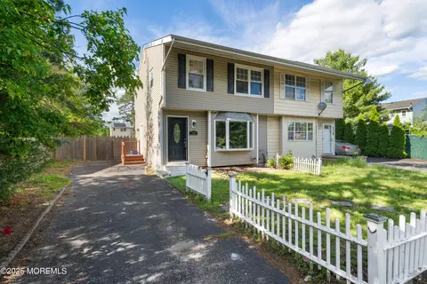 707 Pine St, Lakehurst, NJ 08733