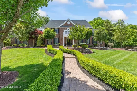 16 Huxley Ct, Marlboro, NJ 07746