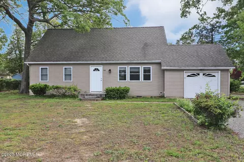 122 Oakwood Pl, Forked River, NJ 08731
