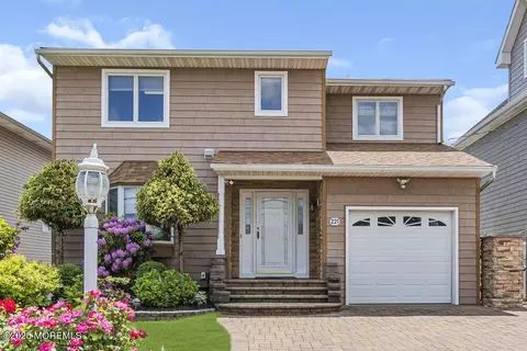 221 Bay Stream Dr, Toms River, NJ 08753