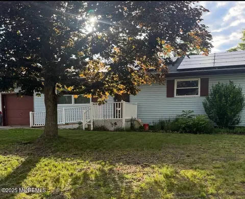 9 Green Ridge Dr, Toms River, NJ 08757