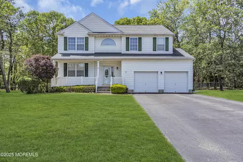 1 Overlook Ct, Manchester, NJ 08759