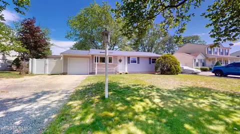 18 Forest Valley Dr, Toms River, NJ 08755