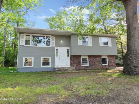 33 Iroquois Pl, Lakewood, NJ 08701