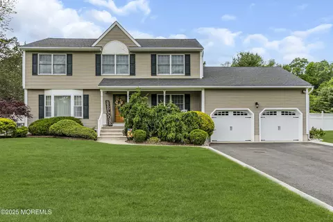 1 River Dr, Farmingdale, NJ 07727