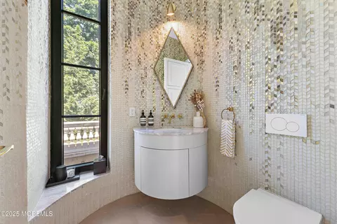 Bath - 27 N Ward Ave, Rumson, NJ 07760 photo 2 of 9