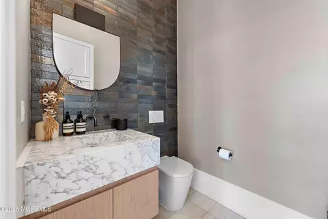 Bath - 27 N Ward Ave, Rumson, NJ 07760 photo 1 of 9