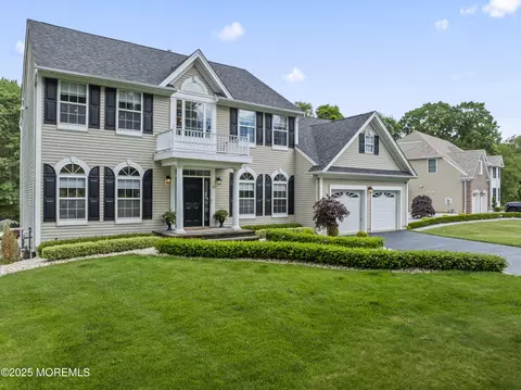 16 Wildflower Ct, Manalapan, NJ 07726