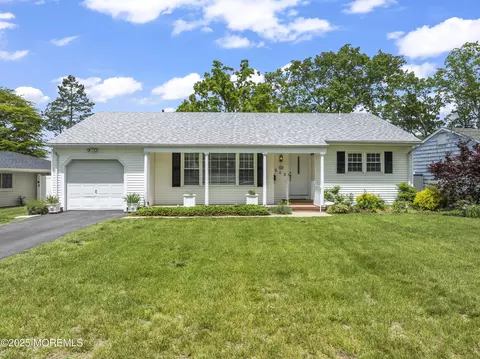 605 Oak Ter, Point Pleasant, NJ 08742